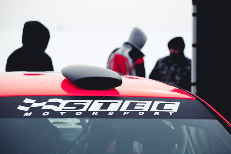 Mariusz Stec rajdy samochodowe samochód rajdowy szyba logo STEC Motorsport