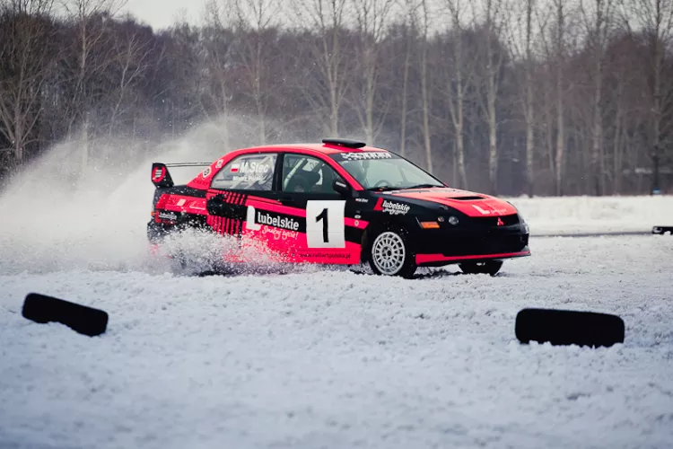 Mariusz Stec rajdy samochodowe samochód rajdowy zima foto STEC Motorsport